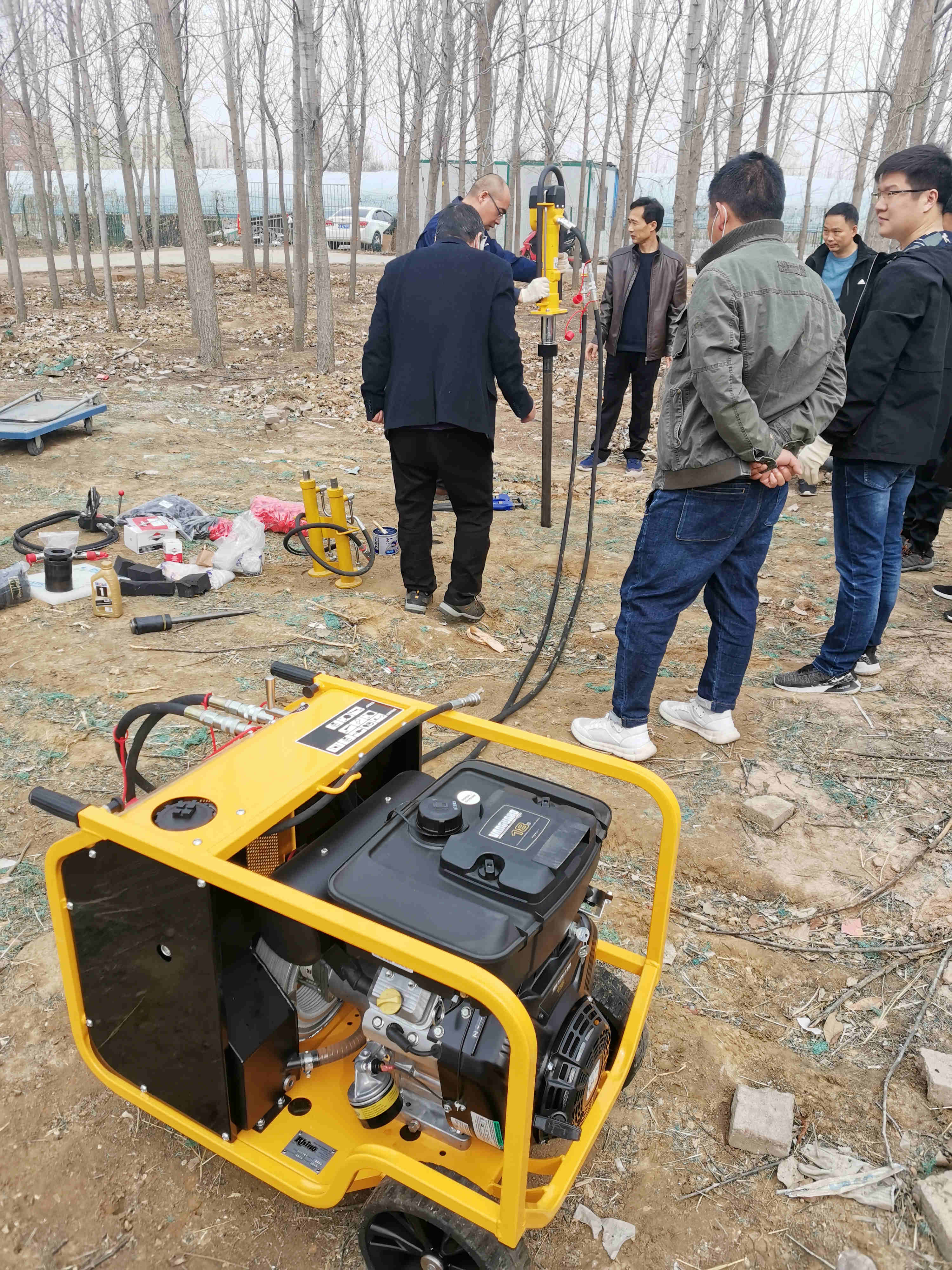 客户操作钻进_副本.jpg 客户操作钻进_副本.jpg