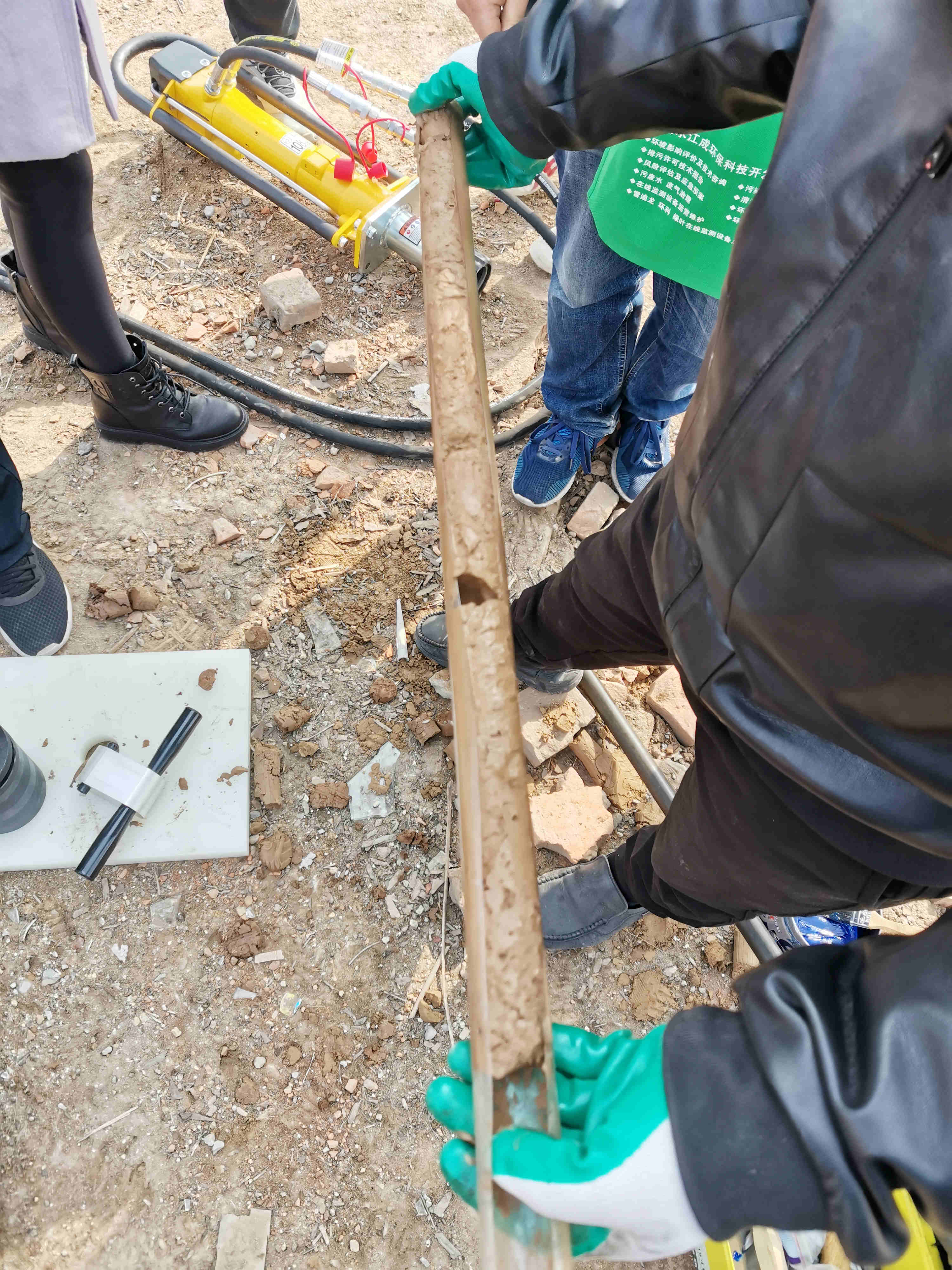 剖开样品管_副本.jpg 剖开样品管_副本.jpg