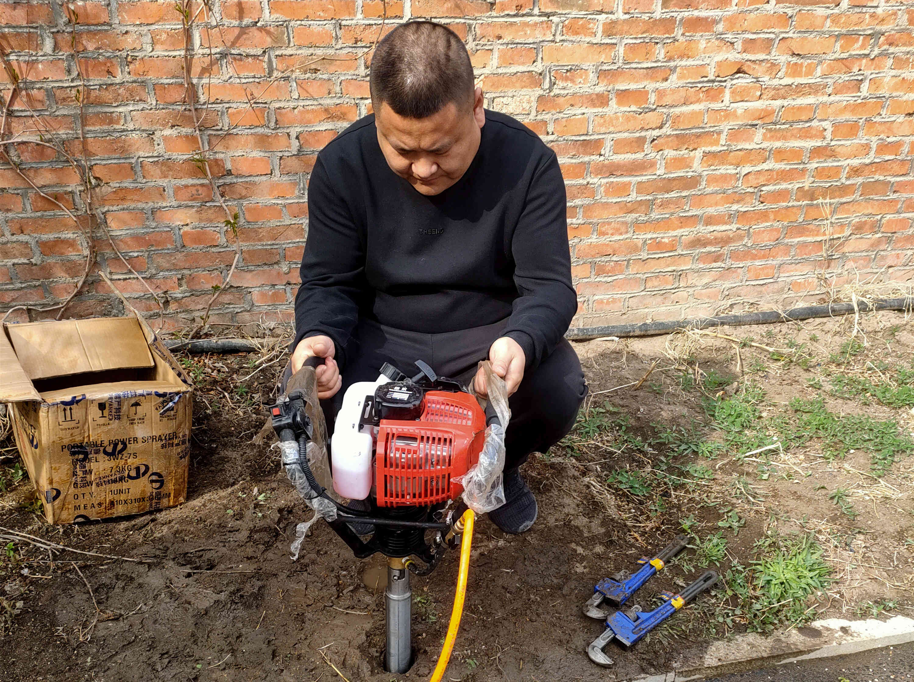 3客户钻进照片_副本.jpg 3客户钻进照片_副本.jpg