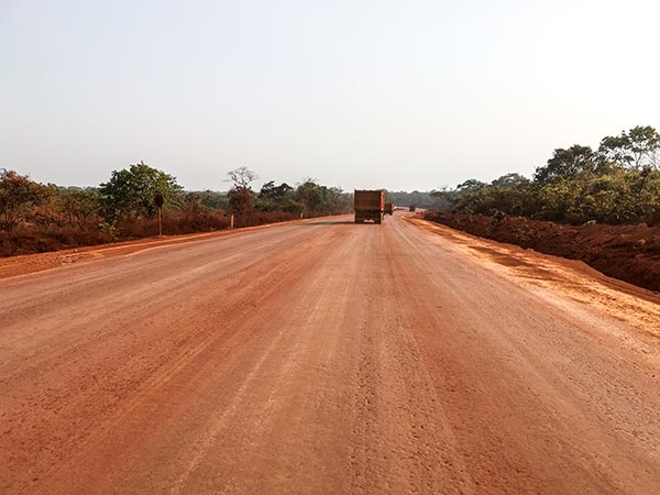 几内亚SMB公司----通车半年后的浆土路---路况良好（每天多达5000次百吨重车通行）2.jpg