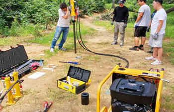 案例展示：犀牛取土钻机的交付