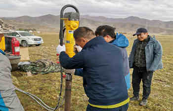 犀牛土壤采样钻机采样展示